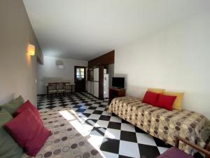 a bedroom with two beds and a checkered floor at La Tonja in Pinamar