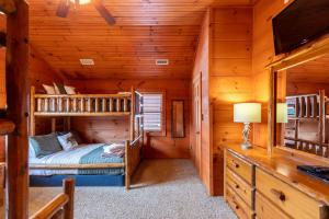 a bedroom with bunk beds in a log cabin at Rosey Outlook in Boone
