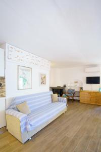 a large living room with a couch and a table at Ca da maina in Riomaggiore
