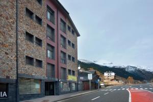 un edificio al lado de una calle en Andorra4days Soldeu - El Tarter, en Soldeu