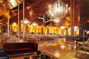 a large banquet hall with tables and chandeliers at Recanto Cataratas - Thermas, Resort e Convention in Foz do Iguaçu