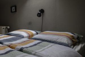 two beds sitting next to each other in a bedroom at Bij Ons Achter in Biggekerke