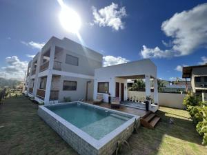 a view of a house with a swimming pool at Sol de Marau - Taipu de Fora - próximo das piscinas naturais in Marau