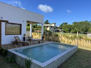 a swimming pool in the backyard of a house at Sol de Marau - Taipu de Fora - próximo das piscinas naturais in Marau