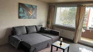 ein Wohnzimmer mit Sofa und Fenster in der Unterkunft Tiny Timeout in Braunschweig + 16 Fotos