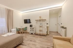 a hotel room with a bed and a table and chairs at Le Colonne Di San Luca Affittacamere in Genoa
