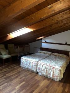 a bedroom with a bed and a wooden ceiling at Casa de La Consentida in Elciego