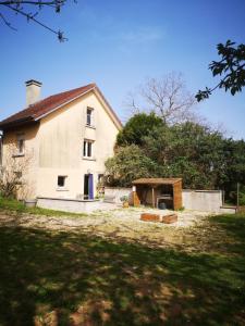 a large white house with a grass yard at Une parenthése à la campagne in Cirey