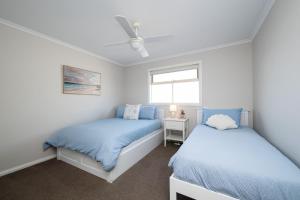 a bedroom with two beds and a window at Parkside Breeze in Rosebud in Rosebud