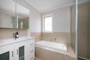 a bathroom with a sink and a bath tub at Parkside Breeze in Rosebud in Rosebud +26 photos