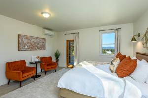 a bedroom with a bed and a chair and a window at Franziska Haus in Dundee