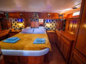 a bedroom with a bed in the middle of a boat at Master&Commander in Valencia