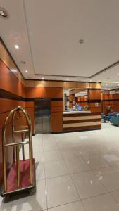 a lobby with a chair in the middle of a room at شقق تبيان سويت للشقق المخدومة الفرع الاول in Ar Ruwanah