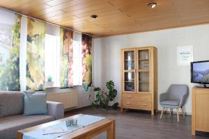 a living room with a couch and a tv at Weingut Markus Junglen in Kröv