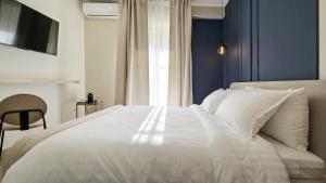 a white bed in a room with a window at MASA 2Rooms in Piazza Armerina