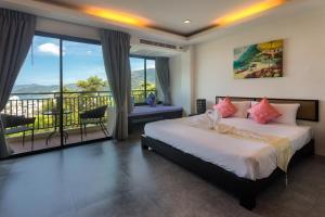 Postel nebo postele na pokoji v ubytování Sunset Bay View Phuket + 37 fotografií