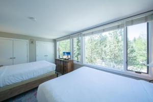 a bedroom with two beds and a window at Argentine 1511 by SummitCove Lodging in Colorado in Keystone