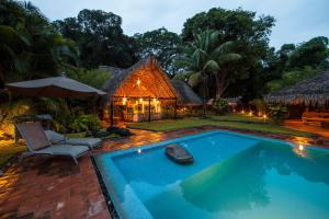 a resort with a swimming pool and a house at Picocanoa Rodavento in Jalcomulco