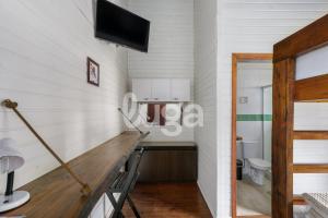 a room with a desk and a toilet at Suite Left – Cyclists' Paradise in Gramado