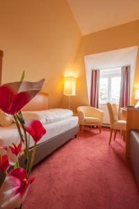 Moin Hotel Cuxhaven tesisinde bir odada yatak veya yataklar
