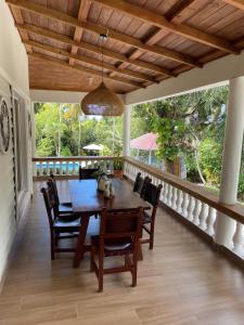 a dining room with a wooden table and chairs at Tropical Landhouse in Sánchez