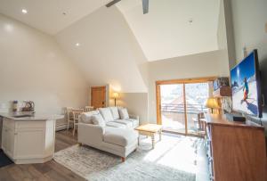 a living room with a couch and a table at Buffalo Lodge 8412 by SummitCove Lodging in Colorado in Keystone
