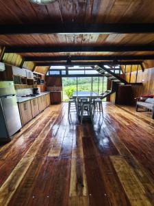 a large room with a table and a kitchen at Quinta Túru in Colonia