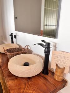 a bathroom with a wooden sink and a mirror at Casa Alta Colombia, ecolodge con vistas, Pereira in Dosquebradas