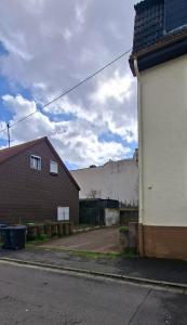 a street with two houses and a building at Gutliegende Wohnung in Maybach