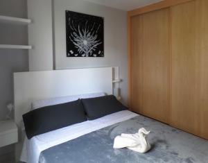 コラレホにあるLa Mariquitaのベッドルーム1室(床に白いタオルを敷いたベッド1台付)