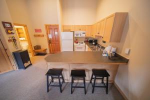 a kitchen with a table and four chairs in it at Buffalo Lodge 8411 by SummitCove Lodging in Colorado in Keystone