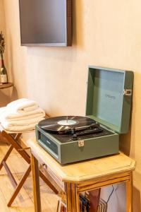 a record player sitting on top of a table at La Chaumée par L'émulsion in Saint-Alban-de-Roche