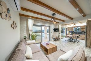 a living room with a couch and a table at Villa La Bianca in Marketáta