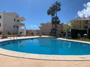 a large blue swimming pool in front of a building at EL MARINERITO Alcocebre in Alcossebre