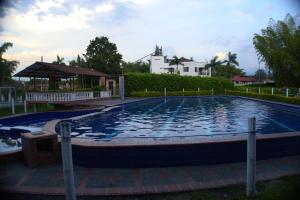 a large swimming pool in a yard at Palmeras 2 palestina caldas in Manizales