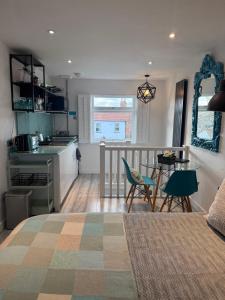 a kitchen with a table and chairs in a room at Studio Tavros in Bristol