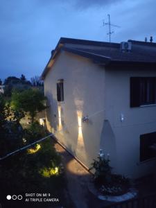 an image of a house with a yard at Angolo Azzurro in Asciano Pisano