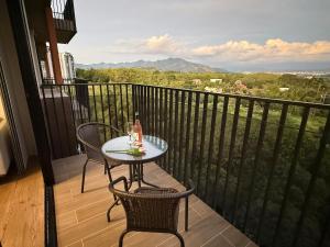 a table with a bottle of wine on a balcony at Modern Apartment With Espectacular Panoramic Views in Pereira