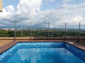 a swimming pool on the roof of a building at Modern Apartment With Espectacular Panoramic Views in Pereira