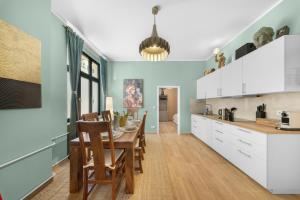 a kitchen and dining room with a table and chairs at Loftly Modersohnstr nähe East Side Gallery nähe Uber Arena in Berlin