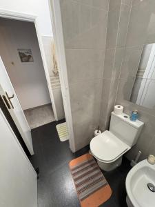 a small bathroom with a toilet and a sink at Quarto Espaçoso in Amora