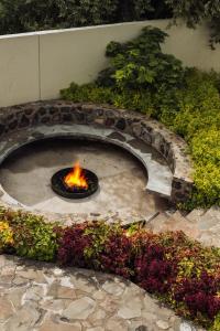 eine Feuerstelle mitten im Garten in der Unterkunft Ishak Glamping in Tequila