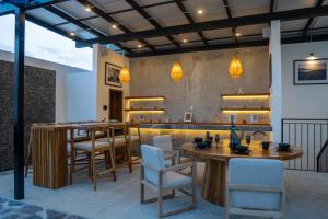 ein Restaurant mit Holztischen und -stühlen und Lichtern in der Unterkunft Ishak Glamping in Tequila + 38 Fotos