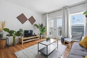 a living room with a couch and a tv at Condo St-Roch in Quebec City