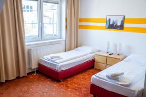 a bedroom with two beds and a window at Hotel Alser in Vienna +55 photos