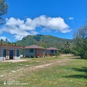 a row of houses with a mountain in the background at Hitimahana lodge in Fare