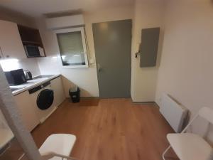 a small room with a kitchen and a door at Sweet Lodge in Échirolles