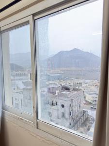 a window with a view of a building at Stay home in ‘Uqayr