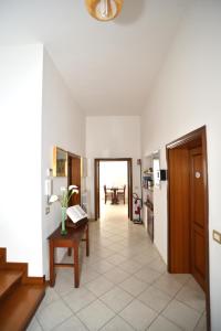 a living room with a table and a refrigerator at VILLA La Pineta di Sinalunga, vicino a Montepulciano e Val D'Orcia in Sinalunga