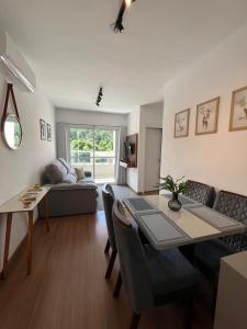 a living room with a table and a couch at Mel Prime Loft – executive apartment in Extrema, MG in Extrema